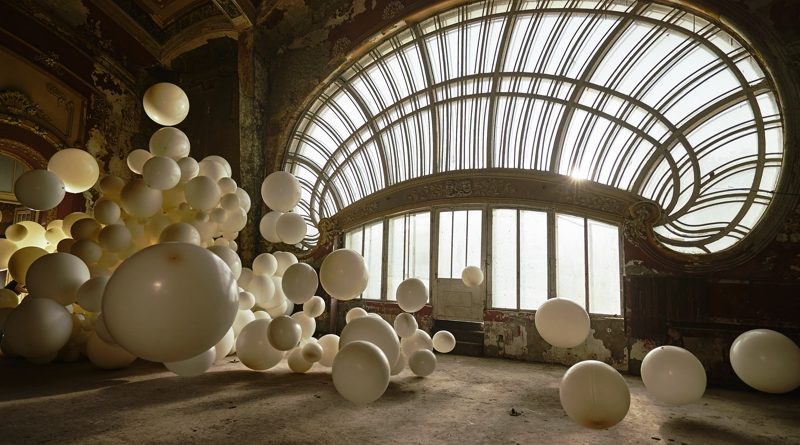 El cautivador nuevo anuncio de Sony BRAVIA™ invade un casino abandonado con 4.000 globos llenos de purpurina
